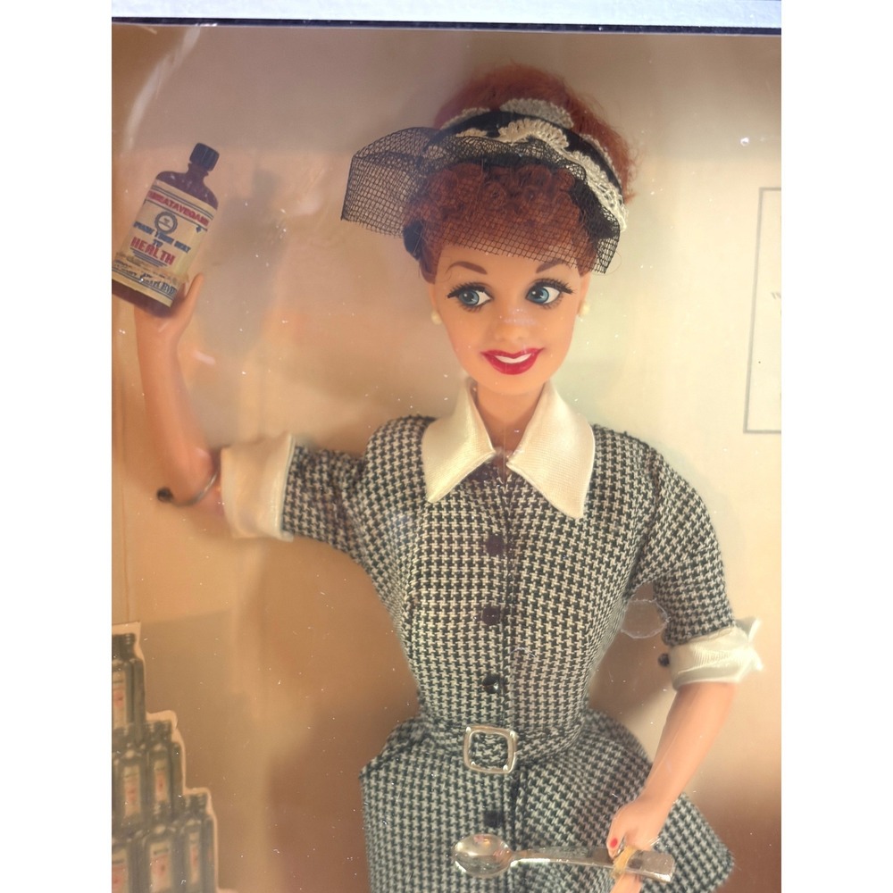 1998 Mattel I Love Lucy Vitameatavegamin Lucy Does A Commercial Doll Box COA